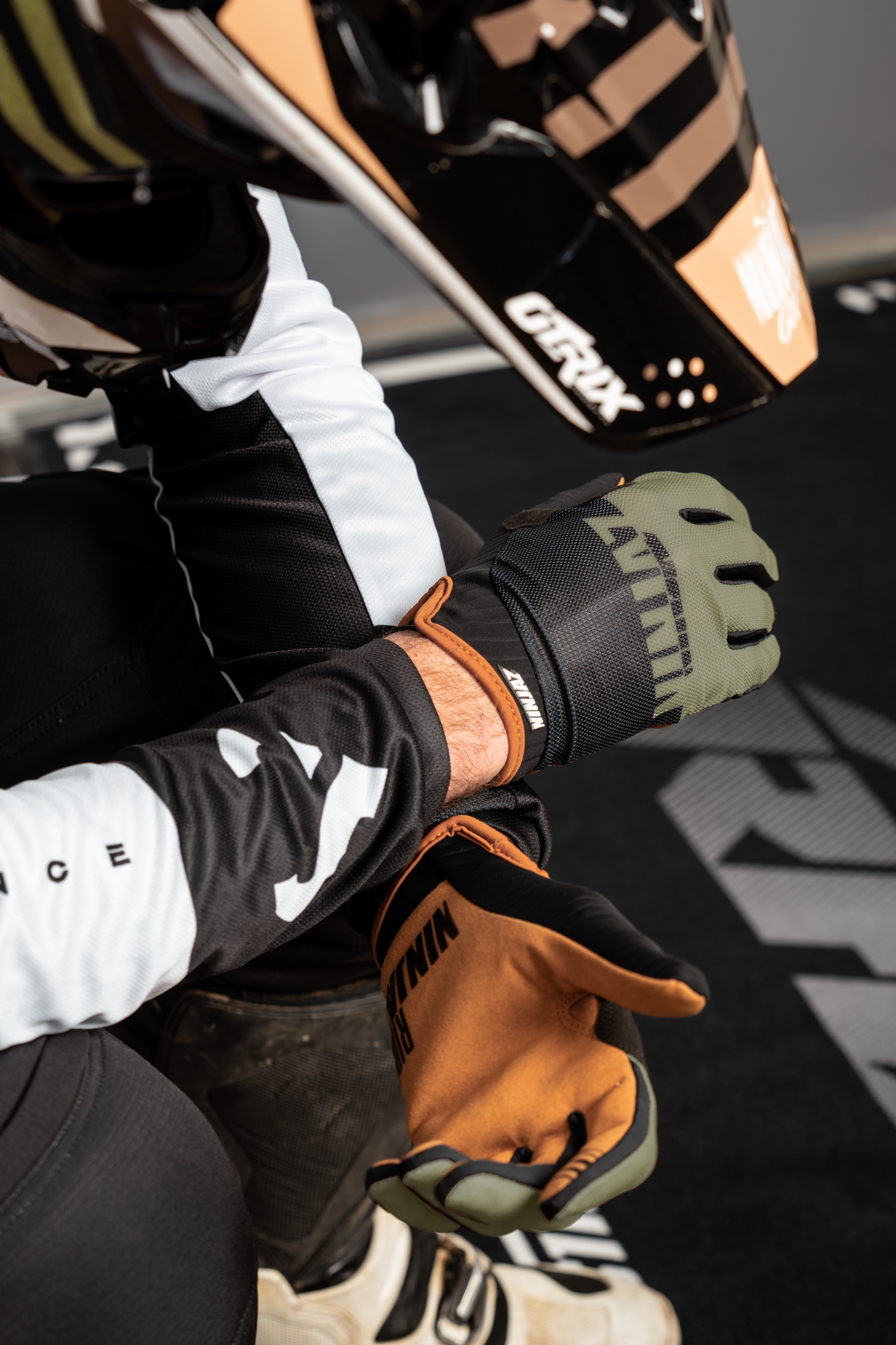 Ride Ninjaz PARA gloves by Hanna Retz
